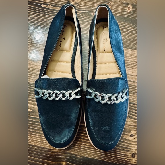 me too Shoes - Me Too Black Loafers with Silver Chain Accent